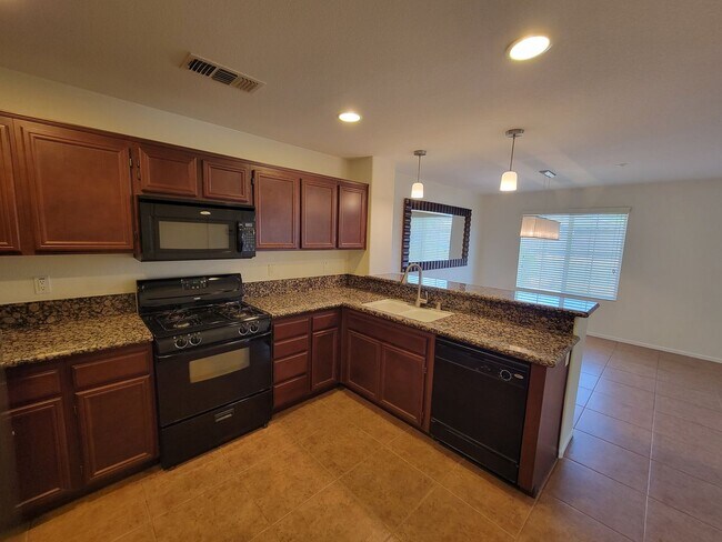 Photo - Spacious 3-Bedroom Townhome in Imperial – Available for Lease!