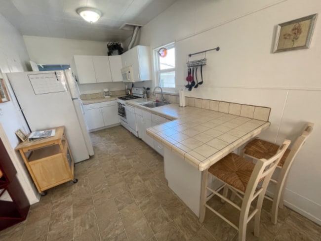 Photo - 1812 Hornblend St