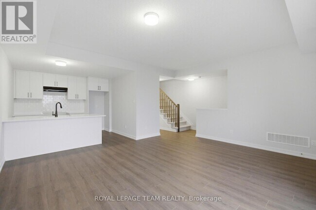 Photo - 547 Celestine Private