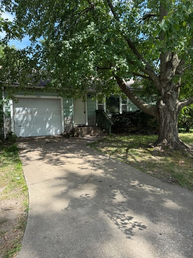 Building Photo - 2 bedroom/1 bathroom house/1 car garage
