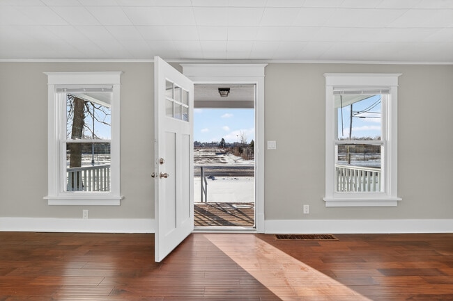 Photo - 428 W Delavan Dr