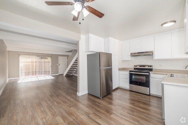 2 habitaciones, 2 baños - 1000 pies cuadrados - Sala de estar - 910 Enterprise Ave.