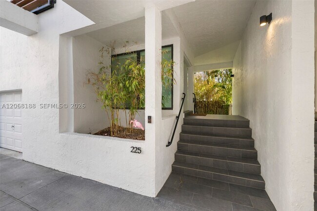 225 E Enid Dr