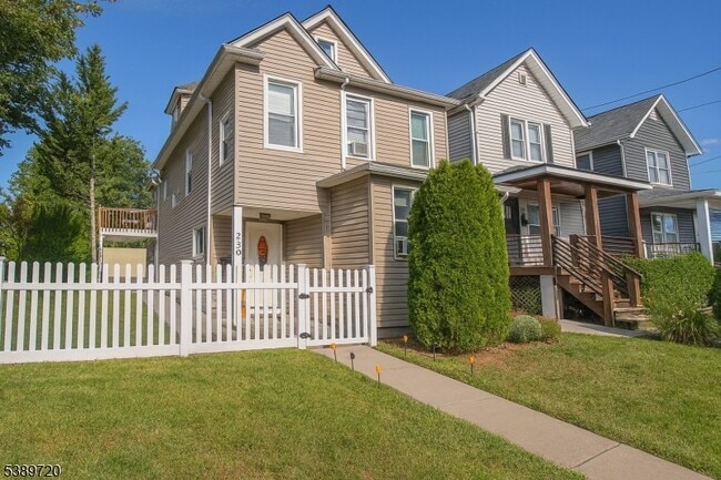 Photo - 203 Livingston St