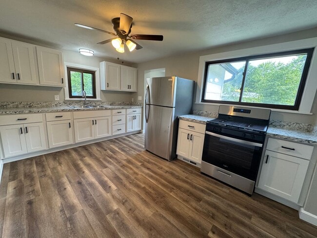 Building Photo - Complete Remodel - Beautiful 4 Bedroom Hou... Rental