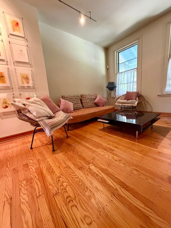 Photo - 4518 Regent St