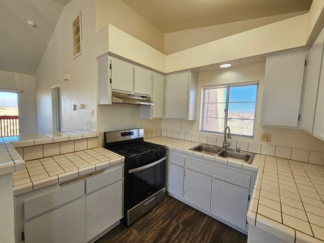 Photo - Upstairs/ Spacious/ 2 bedrooms / 2 bathrooms