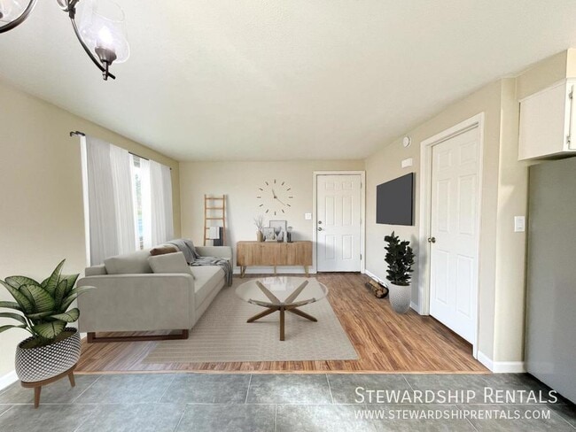 Photo - 325½ Schooling St.-