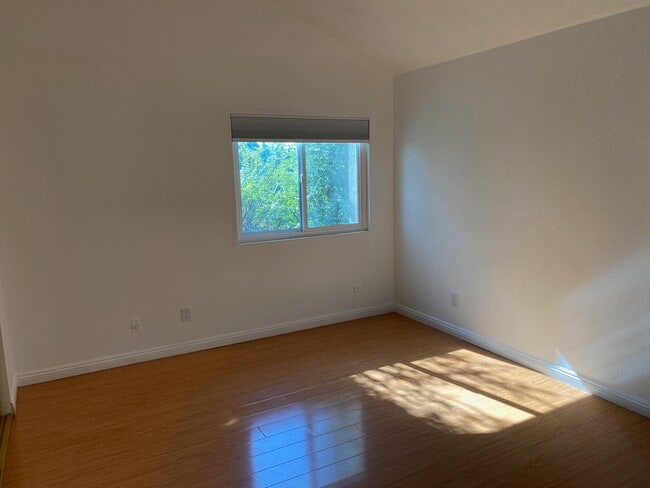 Building Photo - 140 E El Norte Pkwy