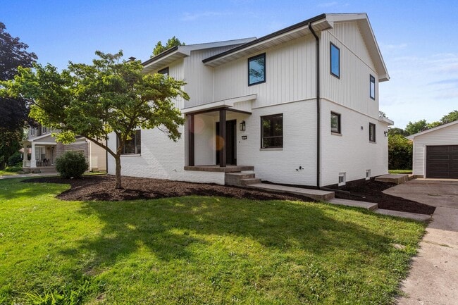 Building Photo - Four bedroom executive rental available no...
