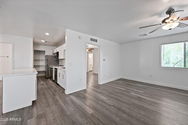 Photo - 3065 N 67th Ave Unidad 215