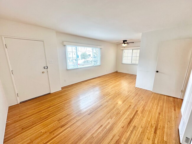 Building Photo - Sun-Filled Belmont Shore Apartment Unit A