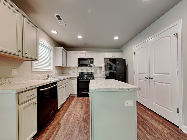 Photo - 200 N Wentworth Dr