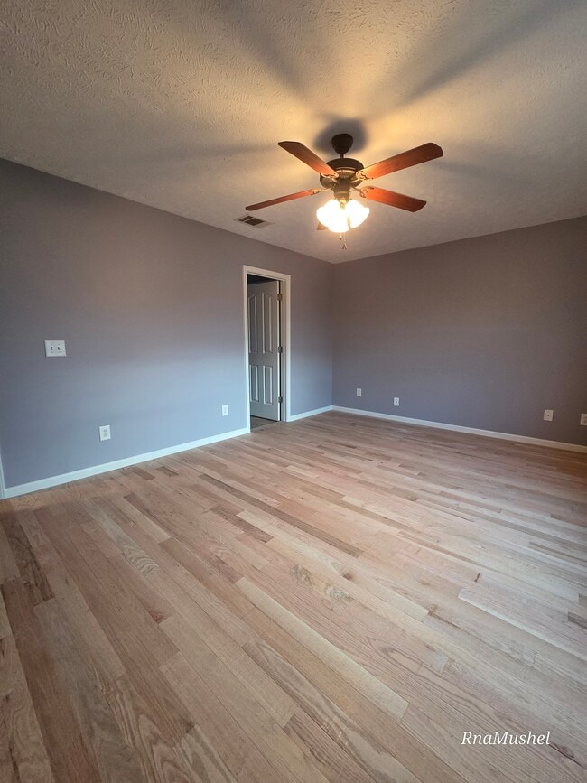 Large Master Bedroom 13 x 17