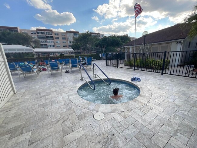 Photo - 14475 Strathmore Ln Unidad 501