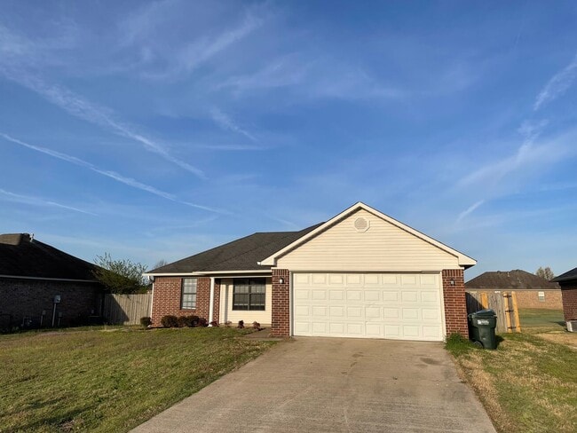 Building Photo - Updated 3/2 with privacy fence!