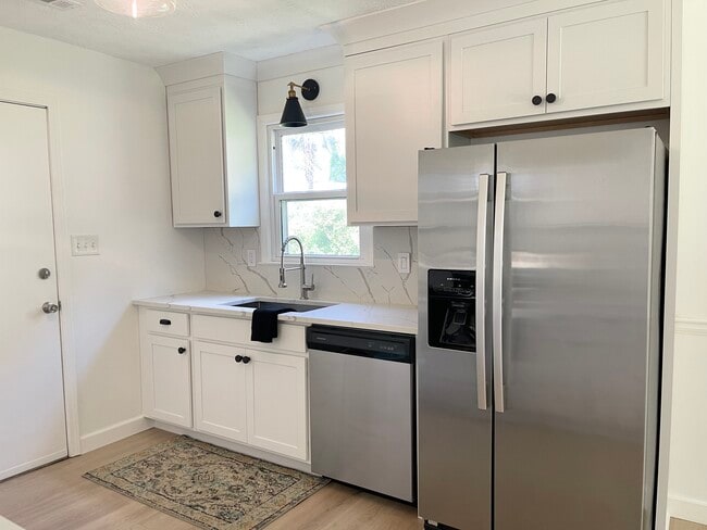 Photo - 717 Redwood Park