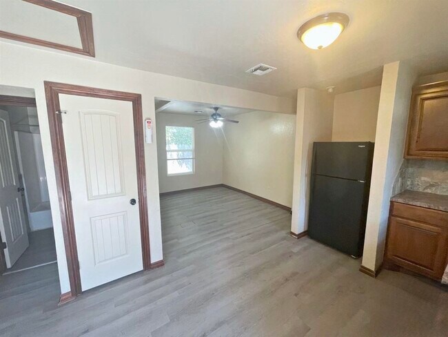 Photo - 1604 NW Lindy Ave Unit 2