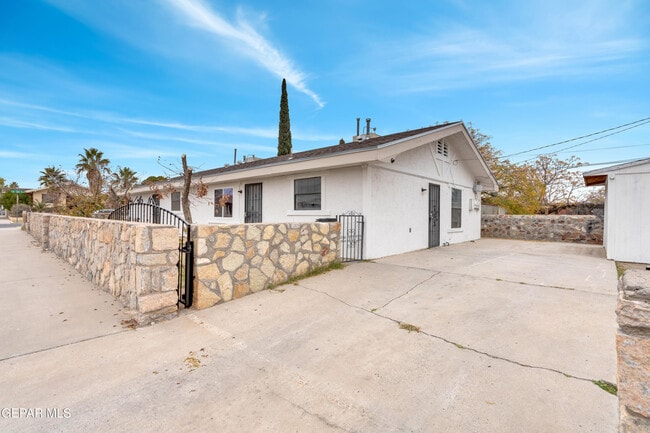 Photo - 3700 La Luz Ave
