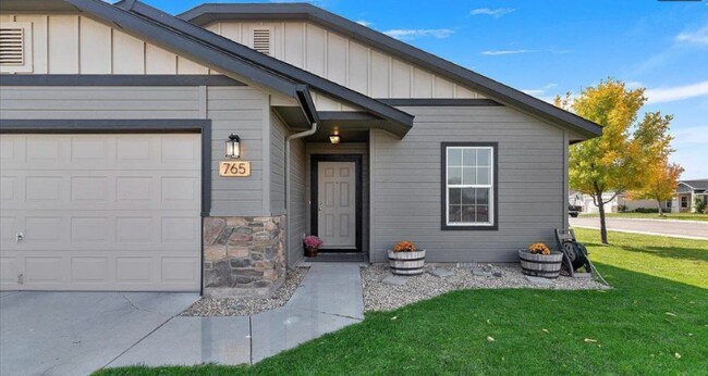 Photo - 765 SW Portal St