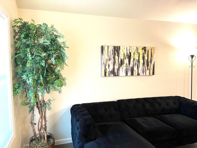 Photo - 1521 N Ross Ave