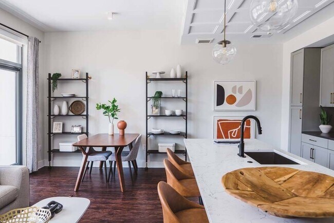 Con elegantes encimeras de cuarzo y sorprendentes iluminación colgante, tu hogar es perfecta para celebrar. - Modera Old Ivy