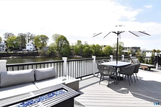 Building Photo - 285 East Ave