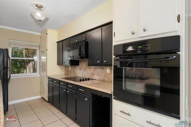 Photo - 3/2 SHISD FENCED YARD PET FRIENDLY