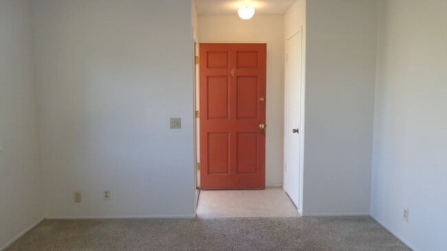 Building Photo - 2 Bedroom Condo