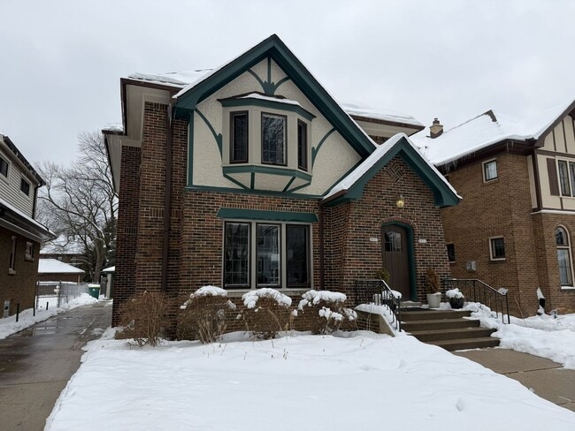 Building Photo - 2031-33 E Marion Street Unit 2033 E Marion Street