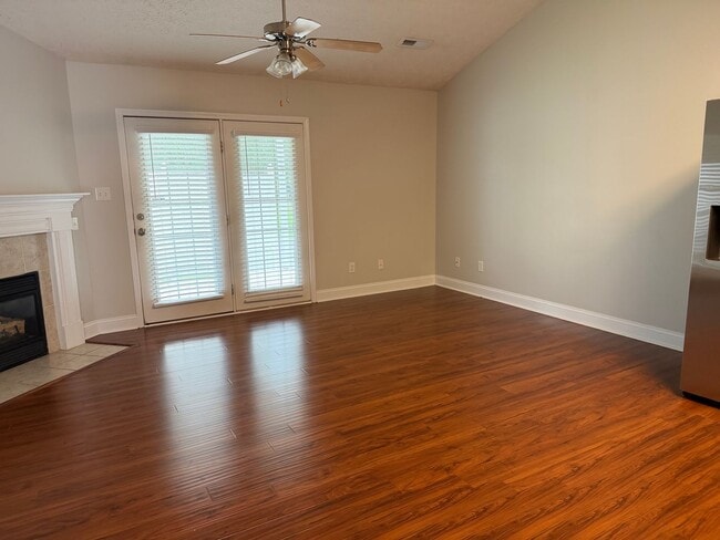 Photo - Knoxville 37918 - 2 bedroom, 2 bath Condo with attached 1-car garage - Contact Sharon Arnwine (86...