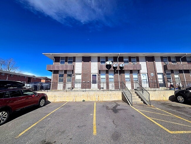 Building Photo - Charming 2-Bedroom, 2-Bath Townhome-Style Unit in Edgewater