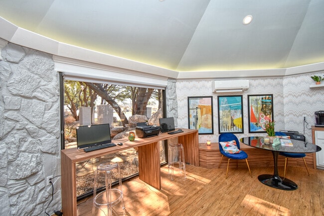 Business Center - Cru Apartments