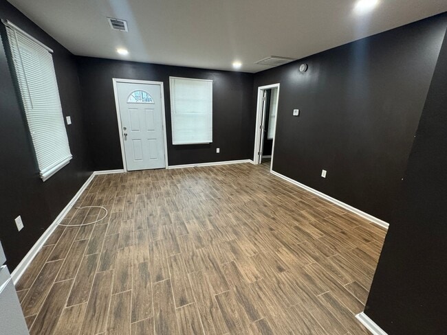 Photo - 1555 Swan Ave