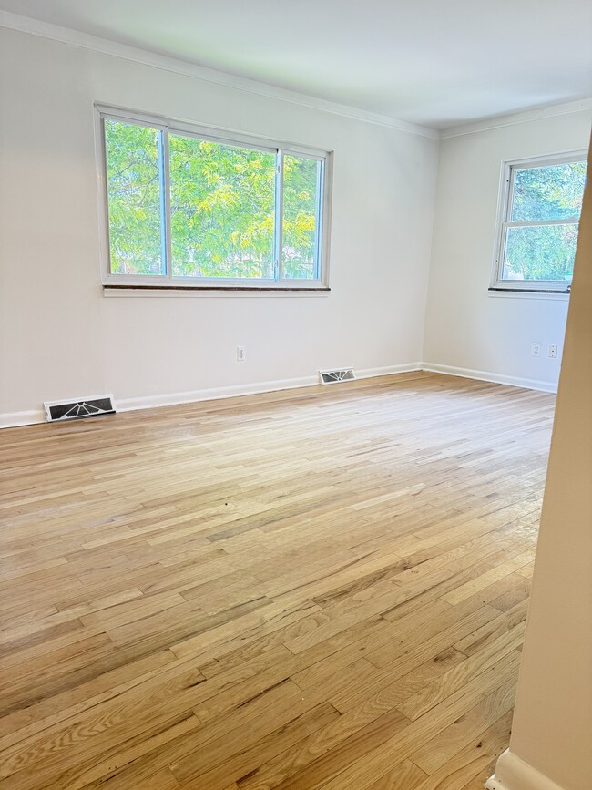 Living room lots of light - 3807 Rochester Rd Unit 3807