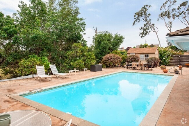Building Photo - Spacious Single-level Home with a Pool!