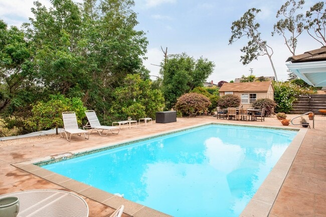 Spacious Single-level Home with a Pool! - Spacious Single-level Home with a Pool!