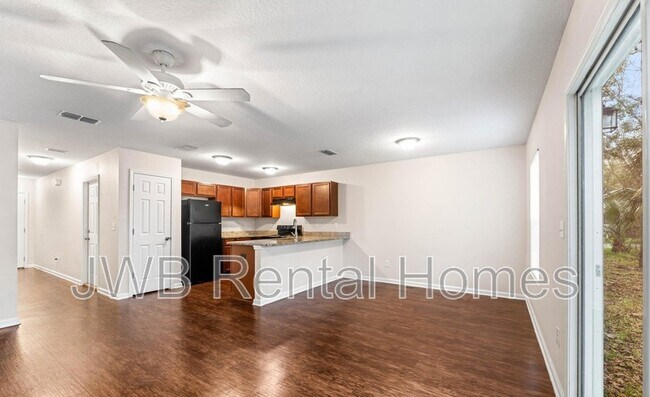 Photo - 685 Herman St