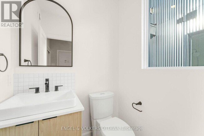 Photo - 132 Carillon St