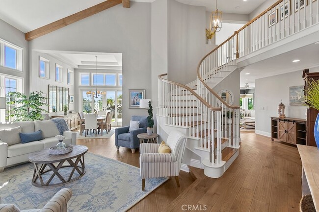 Photo - 1 White Sail