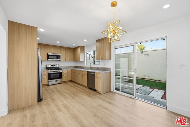 Building Photo - 19111 Hamlin St Unit 6