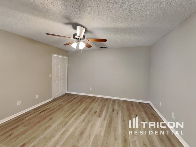 Photo - 461 Taylorville St