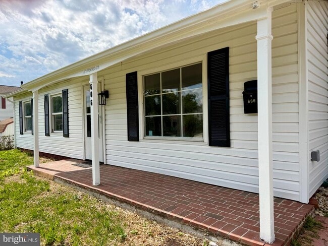 Photo - 606 W Beech Rd
