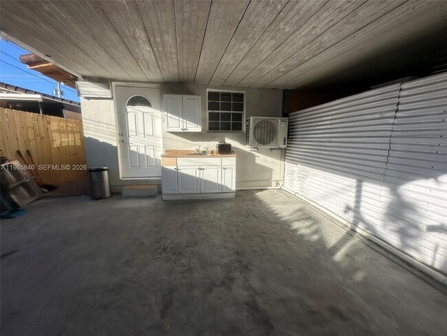 Photo - 666 W 17th St Unidad 3