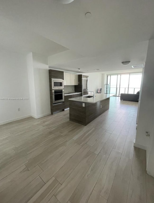 Photo - For Rent- Icon Bay 1406