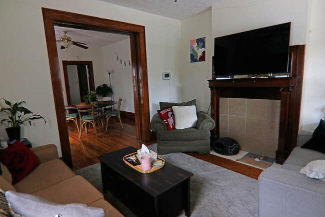 Vista de la sala de estar y el comedor desde la puerta principal. - 372 E Oakland Ave Unidad 372