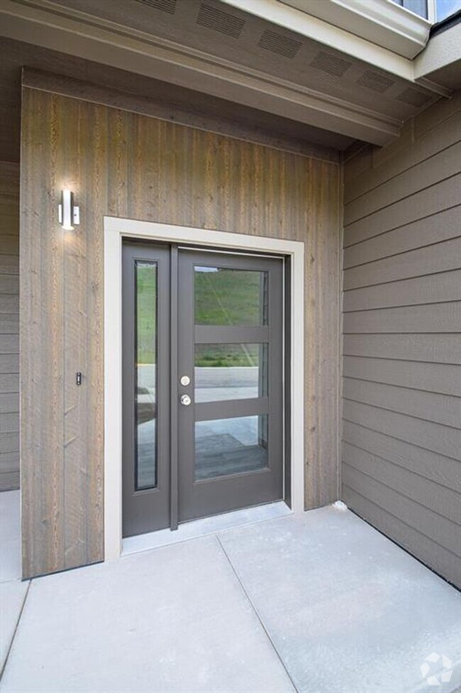 Building Photo - New South Hills Duplex Stunner! Rental