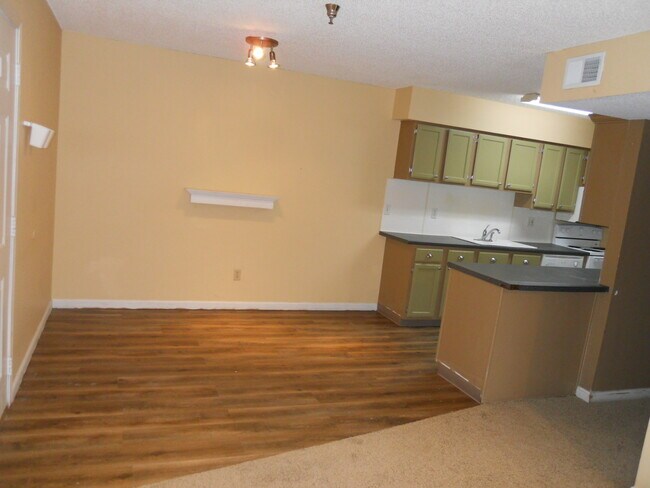 Dining Area - 927 Emery Rd Unit #B102