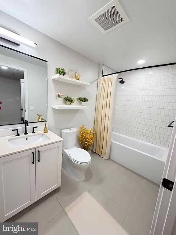 Building Photo - 1211 Van St SE Unit 618