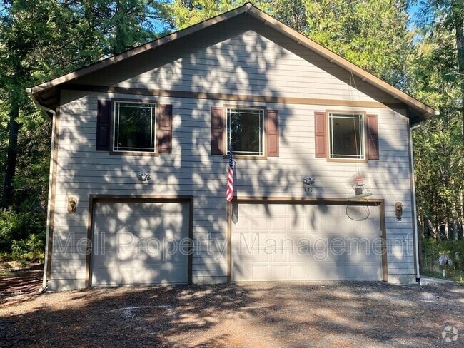 Building Photo - 672 East Portage Road Rental